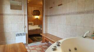 Хостелы Muuli Beach Hostel Пярну Семейный номер с гидромассажной ванной, сауной и террасой-7